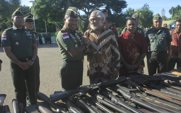 Warga Perbatasan RI-RDTL Serahkan 235 Senjata Rakitan ke&nbsp;TNI