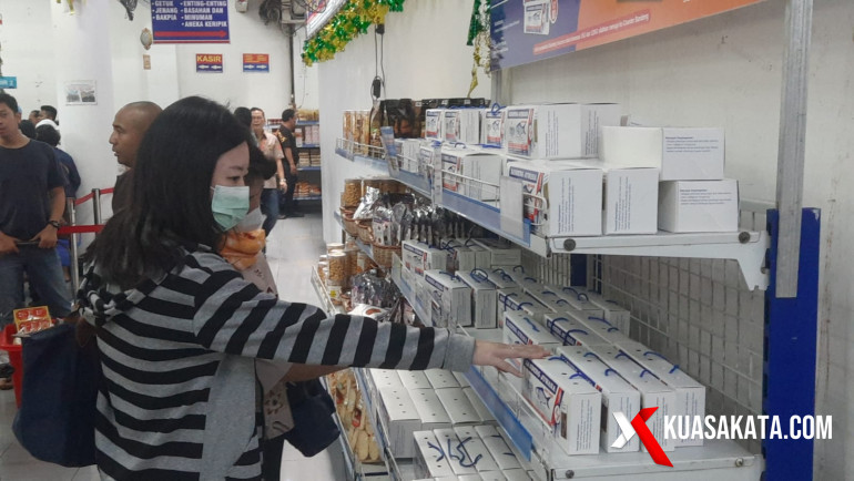 Warga Serbu Pusat Oleh-oleh “Elrina” di Pandanaran Semarang, Bandeng Duri Lunak Masih Jadi Favorit&nbsp;Pembelian