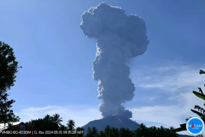 Gunung Ibu Kembali Erupsi, Keluarkan Abu Vulkanik Setinggi 5.000 Meter