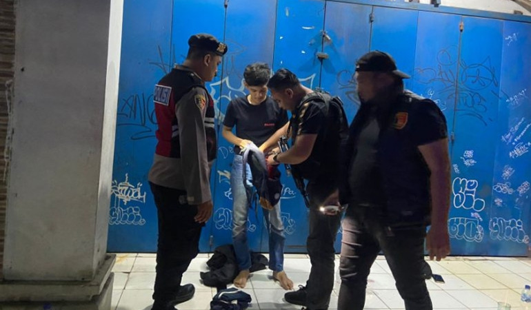 Jaga Kamtibmas, Polisi Bubarkan Segerombolan Remaja Pesta&nbsp;Miras