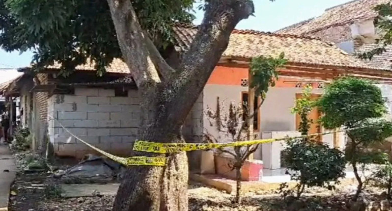 Geledah Rumah Terduga Teroris di Cikampek, Densus 88 Sita Serbuk&nbsp;Berwarna