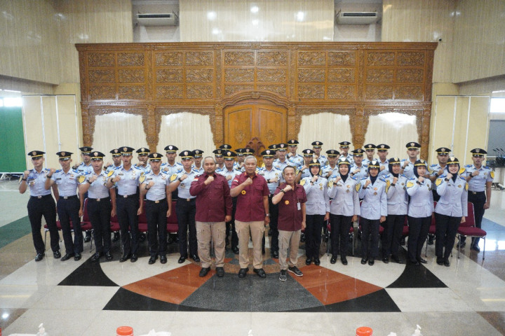 Tejo Ingatkan Integritas kepada 37 Taruna Poltekim yang Latihan Kerja di Jawa&nbsp;Tengah