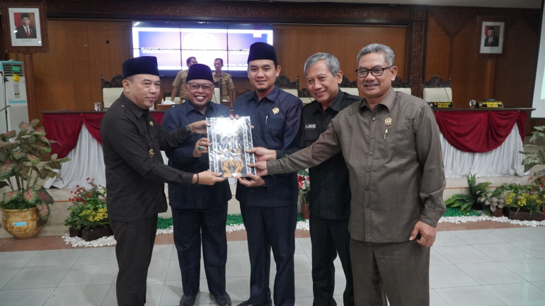 Pj Bupati Jepara Sampaikan KUA-PPAS 2025 ke DPRD, Pendapatan Diproyeksikan Rp2,4&nbsp;Triliun