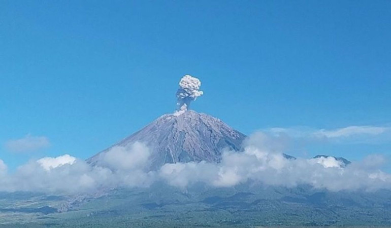 Semeru Alami Gempa Guguran 20 Kali, Masyarakat Diimbau Jaga Jarak 500 Meter dari&nbsp;Puncak