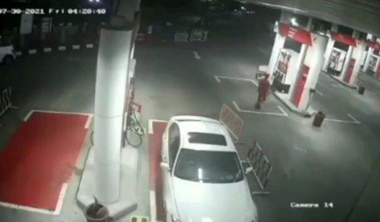 Tak Mau Bayar usai Isi BBM, Pemobil Kabur Seret Petugas&nbsp;SPBU