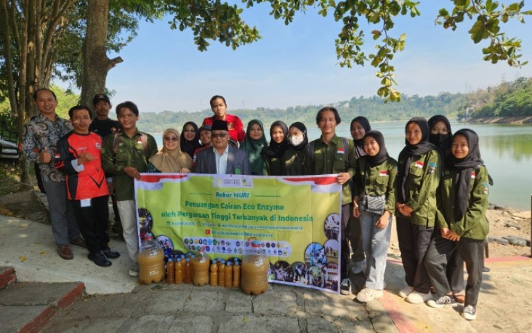 Teknik Kimia Unwahas Ikut Pecahkan Rekor MURI, Tuangkan Eco Enzyme di Waduk Jatibarang&nbsp;Semarang