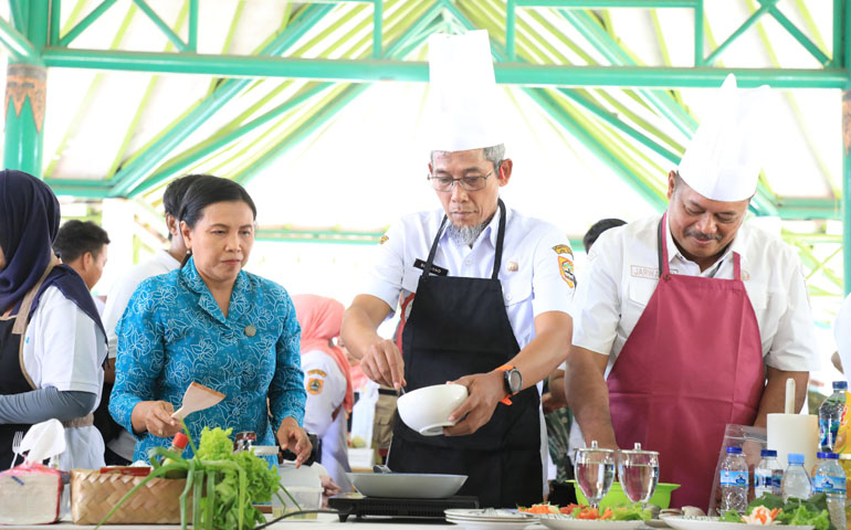 Sekda Sumarno Mendadak Jadi Koki Digelaran Jateng Agro Innovation&nbsp;Expo