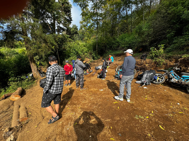 Rayakan Ultah ke-7, Rooms Inc Semarang Resik-resik Gunung&nbsp;Ungaran